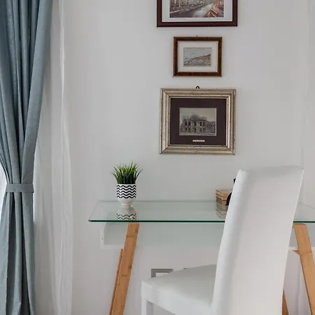Lungarno Elegant With Panoramic Balcony Апартаменты *